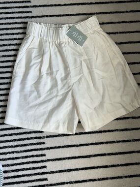 H&M White Elastic-Waist Pleated Shorts